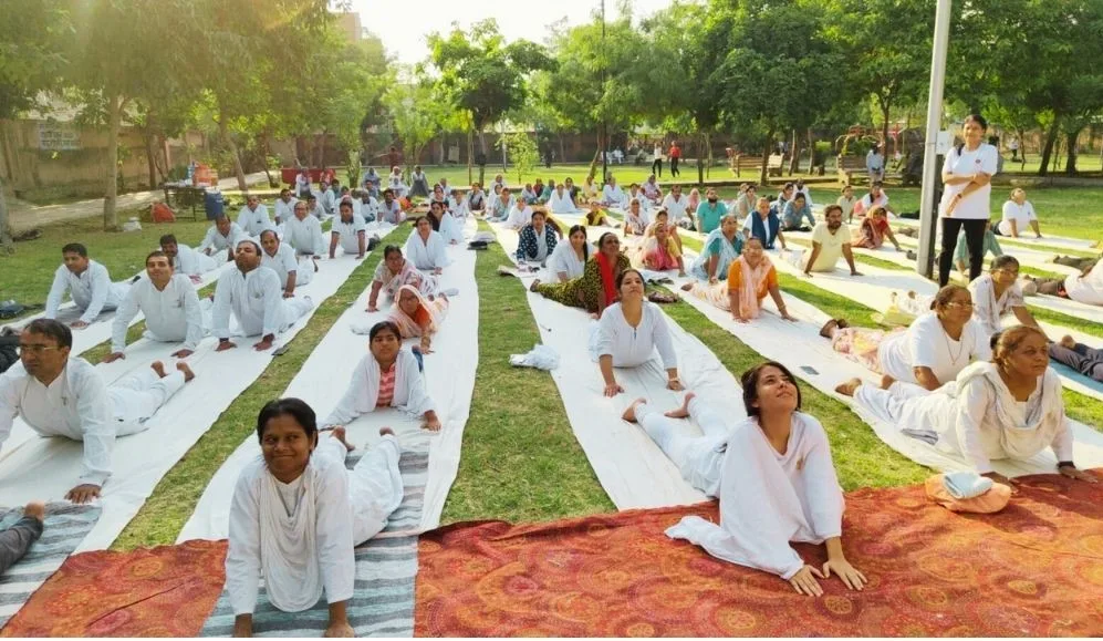 Largest number of people performing Bhujangasana