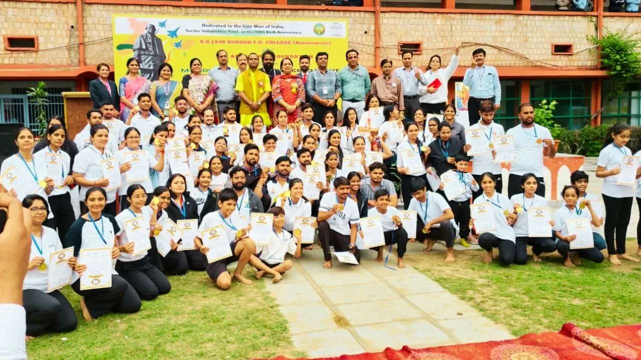 Longest Group Performance of Mandukasana