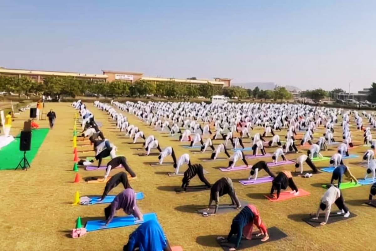 Largest Number of Students Performing Parvatasana (Mountain Pose) Yoga World Record